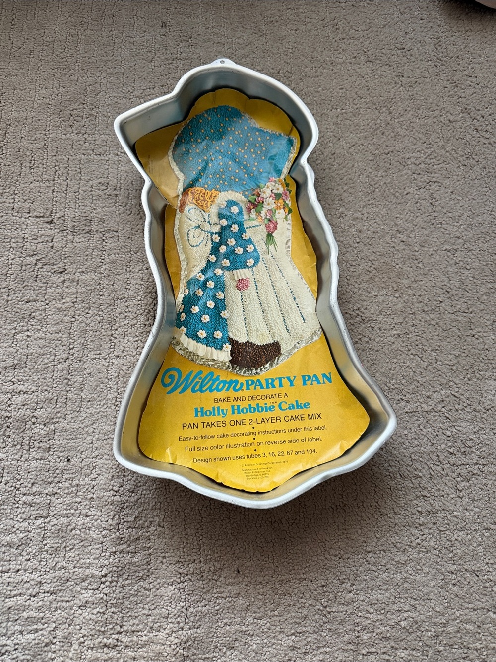 Wilton Blue & White Holly Hobbie Cake Pan